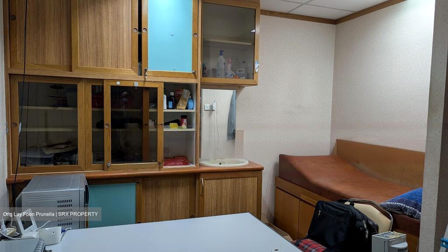 Mount Elizabeth Hospital (D9), Retail #476174971